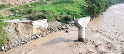 तमोर नदीमा निर्माणाधीन मोटरेबल पुल बाढीले बगायो